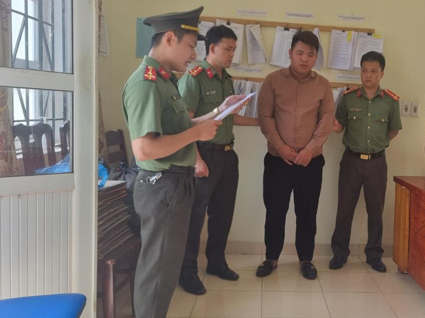 Bắt tạm giam thanh niên 19 tuổi lừa nhiều người sang Campuchia làm 