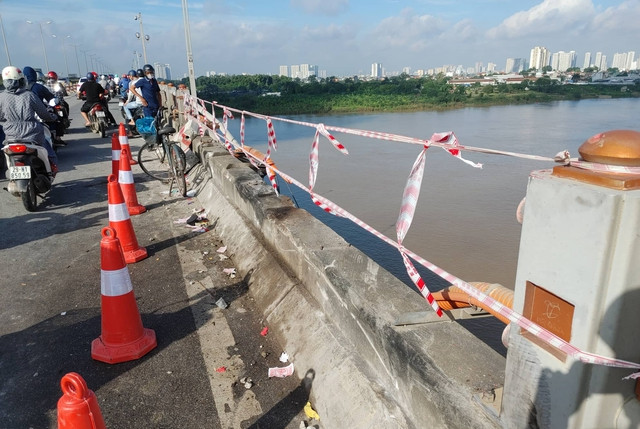 Danh tính tài xế xe tải húc đổ lan can cầu Thanh Trì, lao xuống sông Hồng - Ảnh 1.