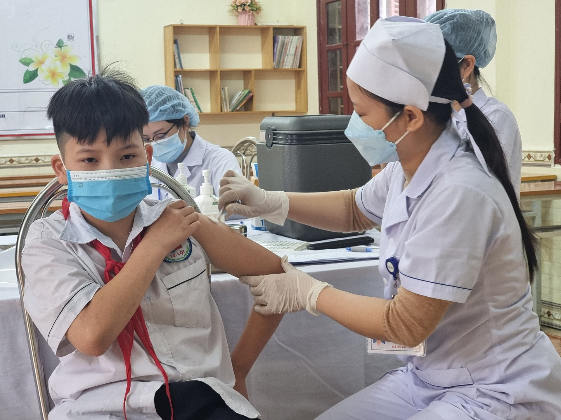 Sáng 5/9: Năm học mới bắt đầu, phải đẩy nhanh tiêm vaccine COVID-19 để bảo vệ trẻ khi đến trường - Ảnh 1.