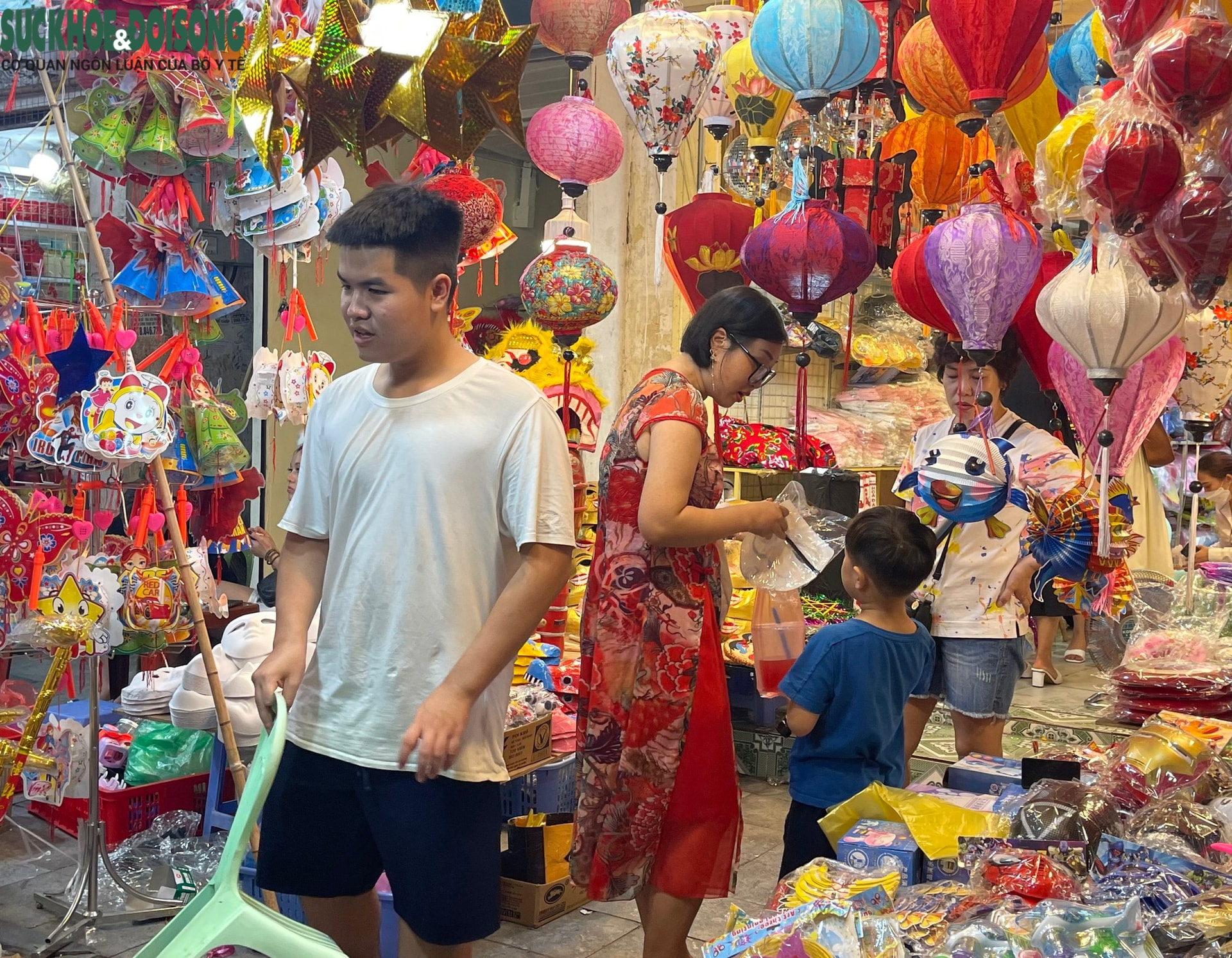 Phố Trung thu Hàng Mã đông đúc đến 