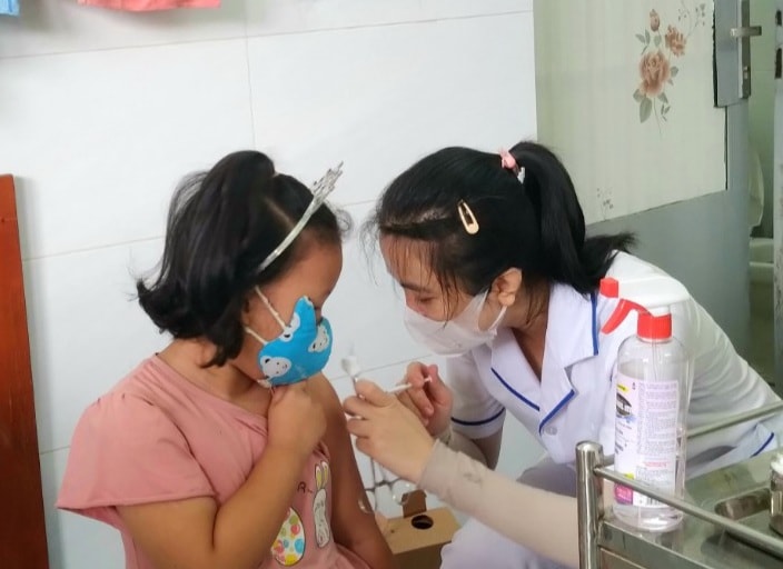 Chủ động phòng bệnh dễ lây, đẩy nhanh tiêm vaccine COVID-19 cho trẻ - Ảnh 1.