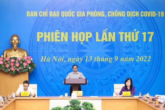 Thủ tướng chỉ đạo đẩy mạnh công tác tiêm vacxin và khắc phục tình trạng thiếu thuốc - Ảnh 1.