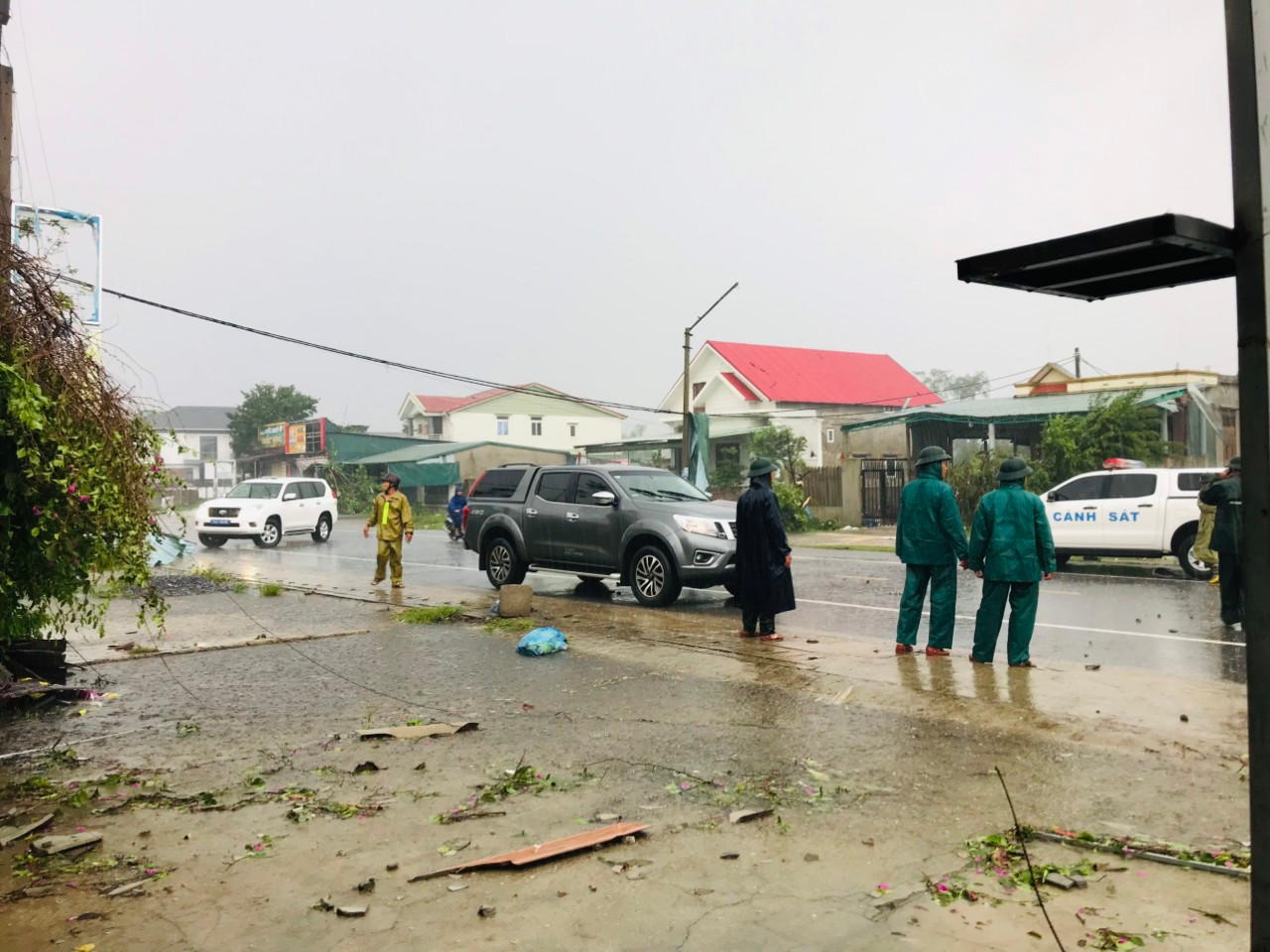 Quảng Trị: Lốc xoáy tàn phá thị trấn Cửa Việt trước khi bão vào - Ảnh 8.