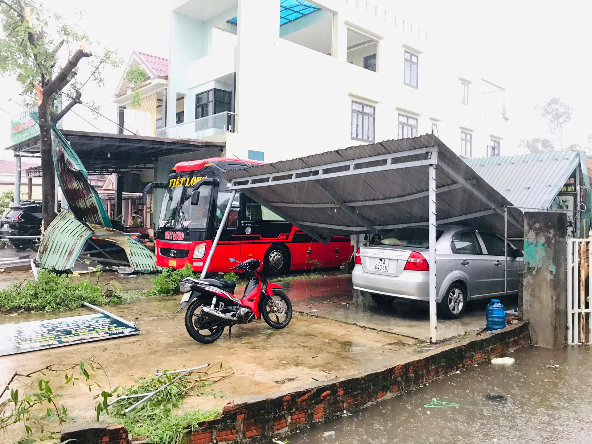 Quảng Trị: Lốc xoáy tàn phá thị trấn Cửa Việt trước khi bão vào - Ảnh 5.