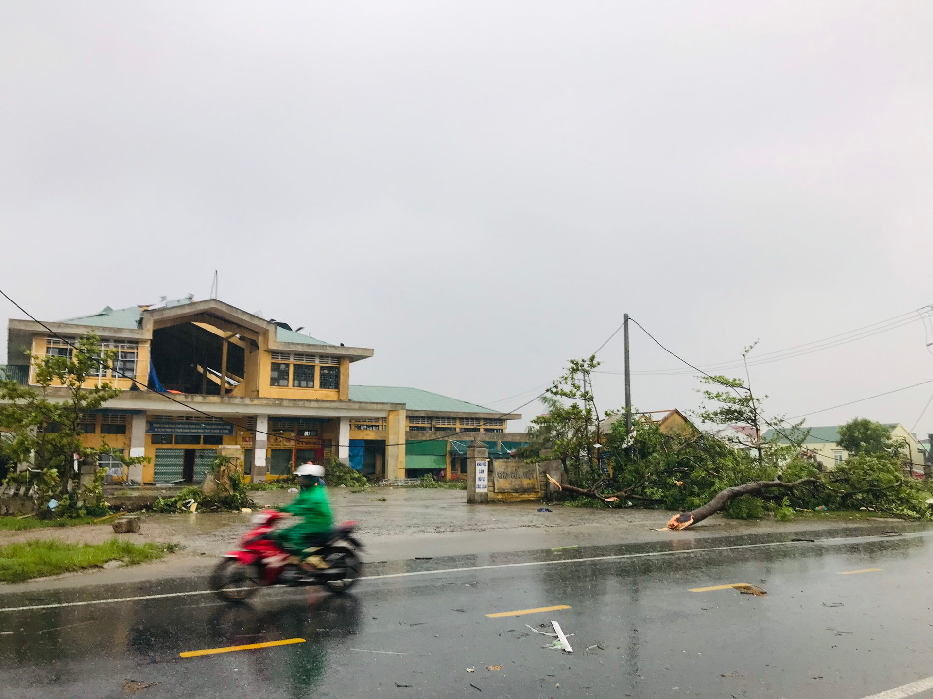 Quảng Trị: Lốc xoáy tàn phá thị trấn Cửa Việt trước khi bão vào - Ảnh 2.