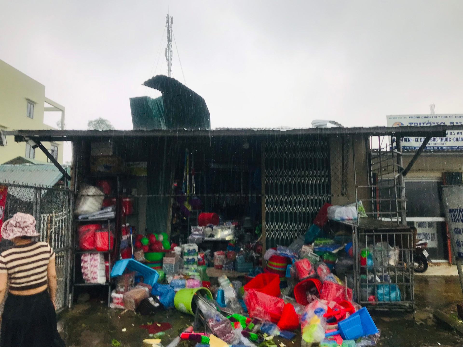 Quảng Trị: Lốc xoáy tàn phá thị trấn Cửa Việt trước khi bão vào - Ảnh 6.
