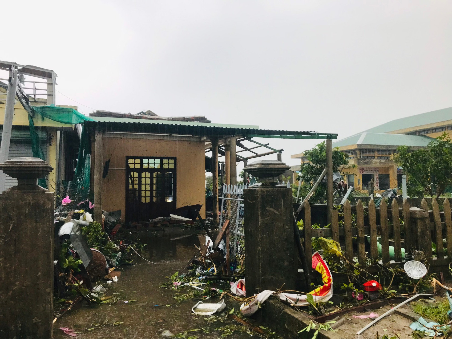 Quảng Trị: Lốc xoáy tàn phá thị trấn Cửa Việt trước khi bão vào - Ảnh 4.