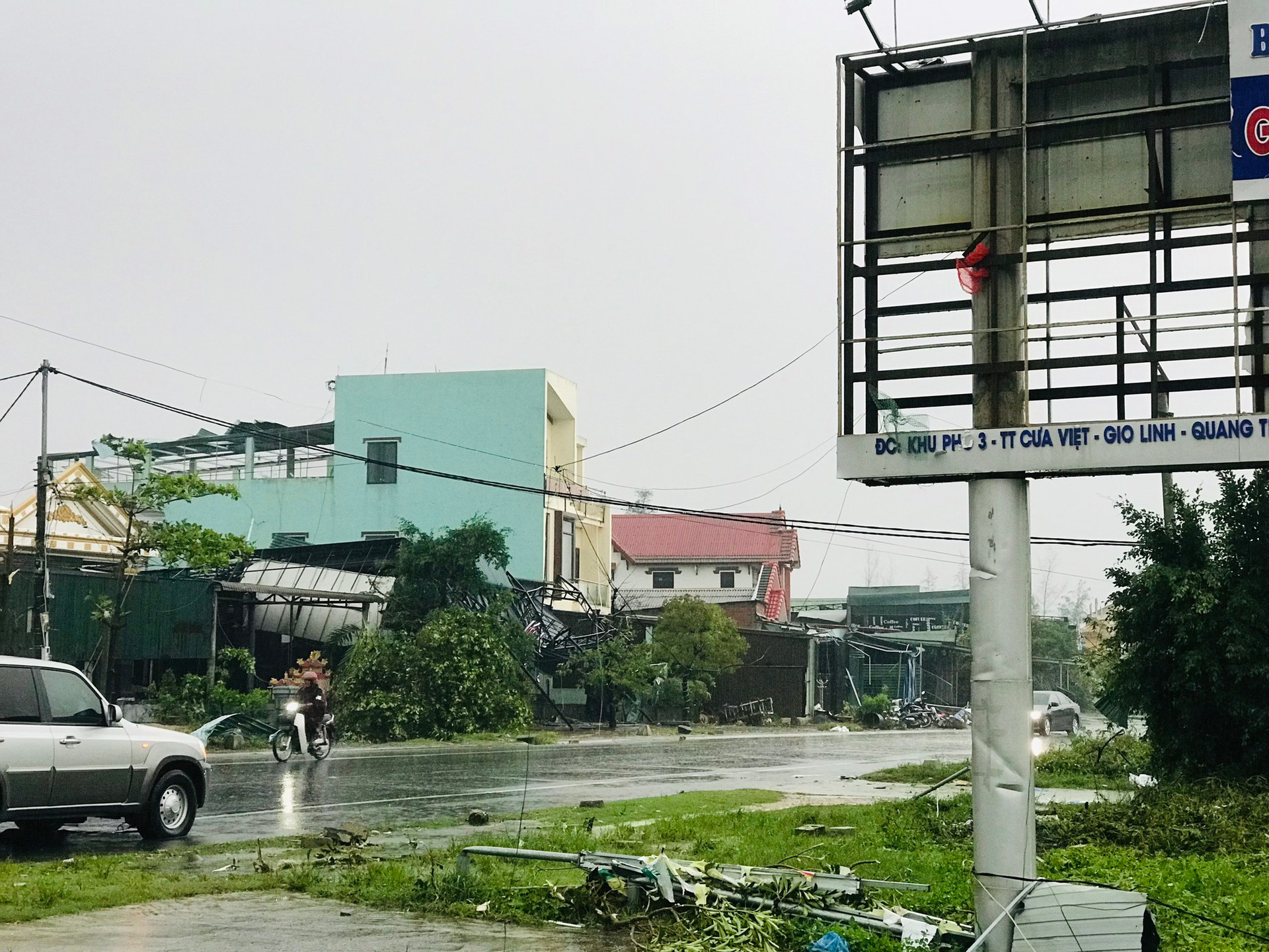 Quảng Trị: Lốc xoáy tàn phá thị trấn Cửa Việt trước khi bão vào - Ảnh 1.