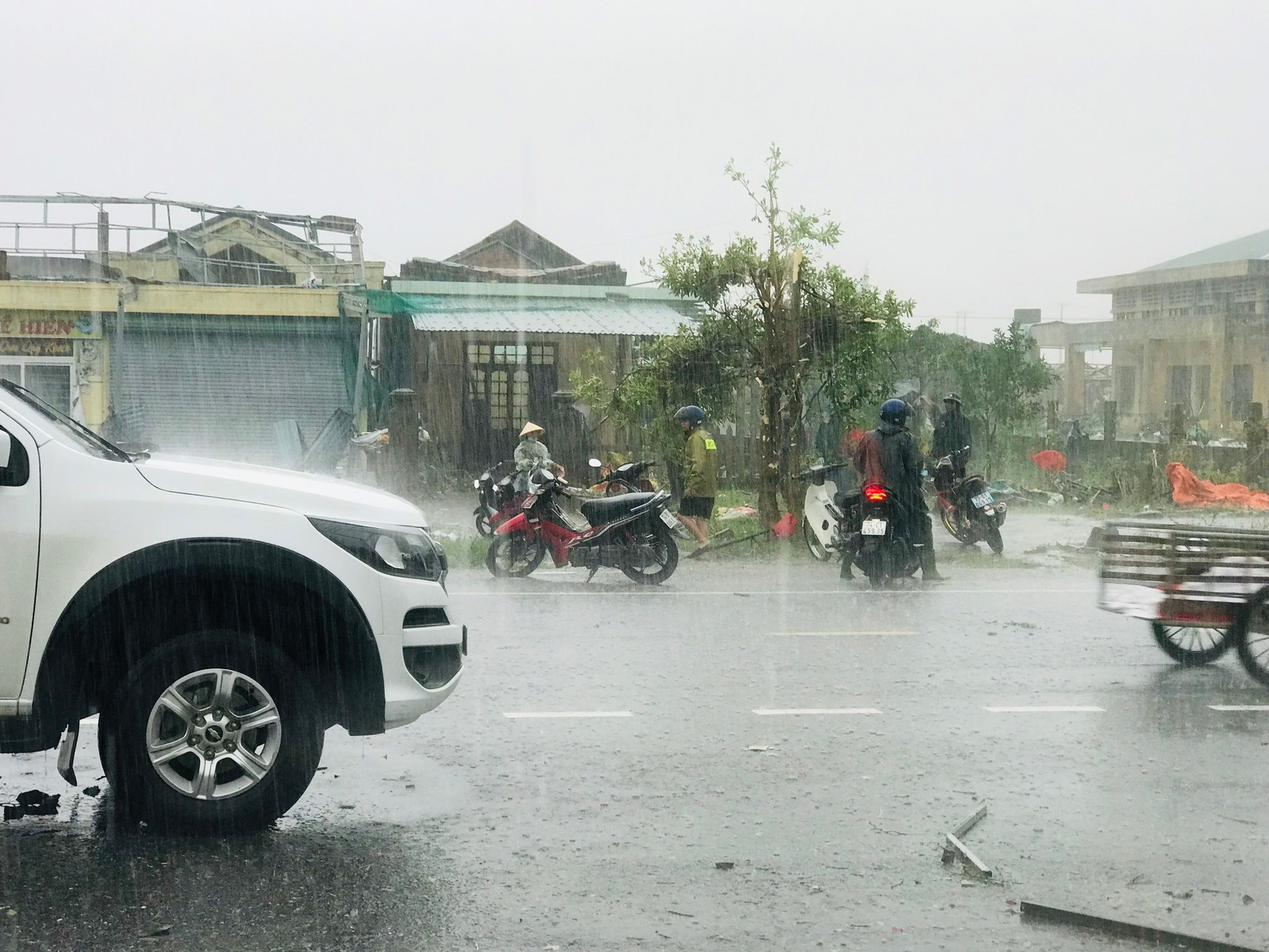 Quảng Trị: Lốc xoáy tàn phá thị trấn Cửa Việt trước khi bão vào - Ảnh 7.
