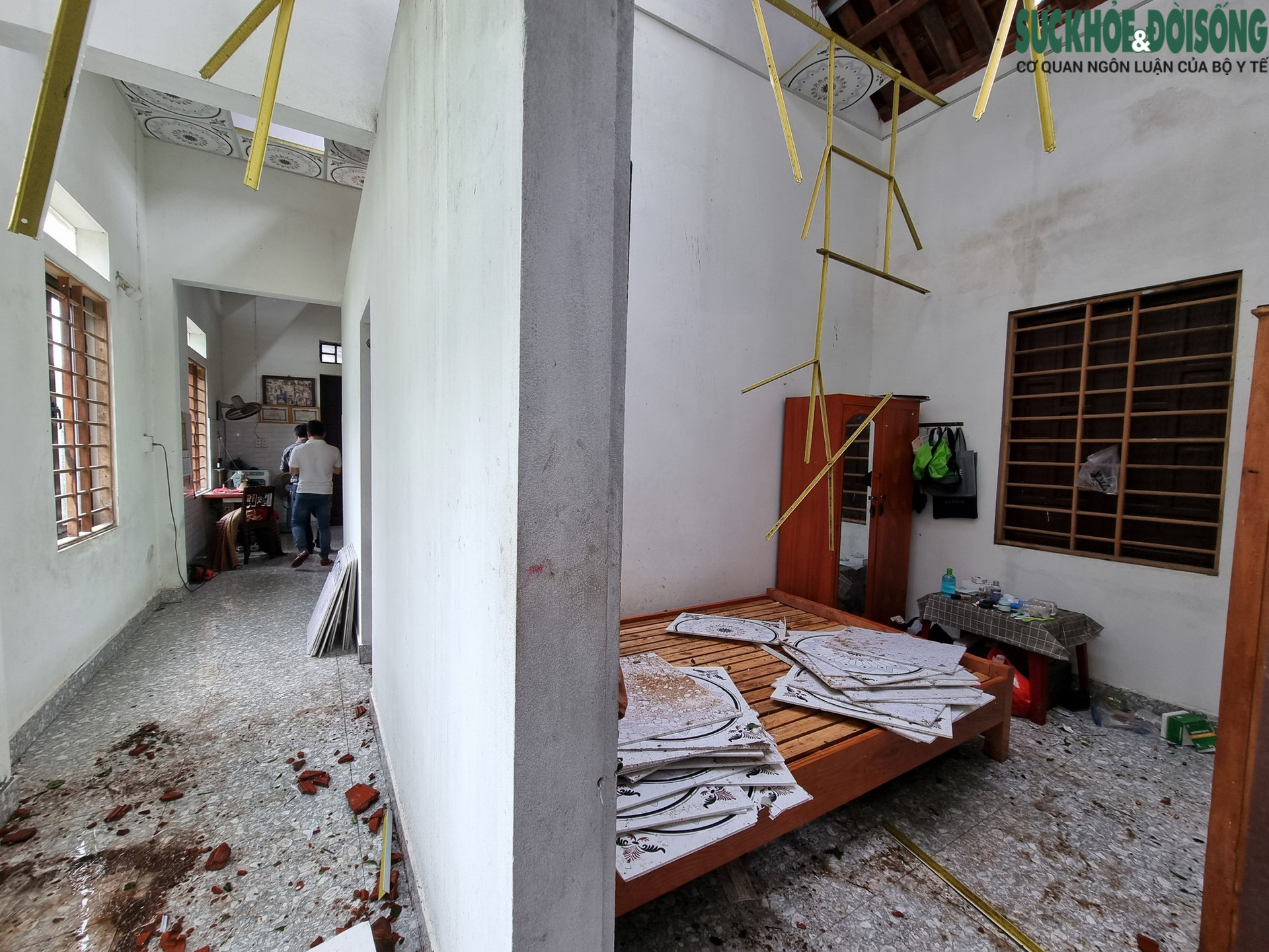 Nhà cửa tan hoang sau bão Noru, người dân miền biển Thừa Thiên Huế vẫn chưa hết bàng hoàng - Ảnh 2.