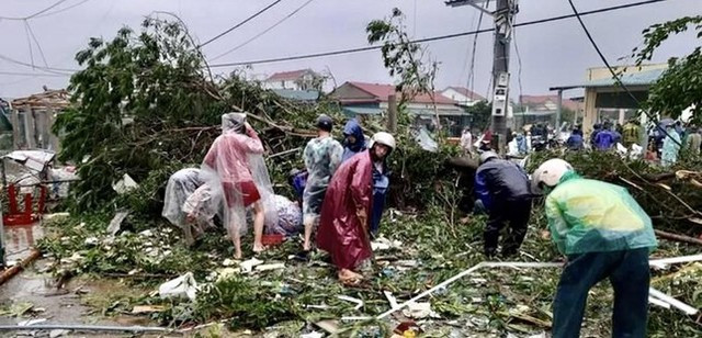 Người dân hỗ trợ tìm vàng giúp chủ tiệm sau trận lốc xoáy do bão Noru gây ra - Ảnh 1.