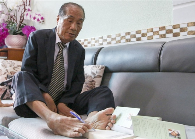 Nhà giáo Nguyễn Ngọc Ký viết chữ bằng chân đã qua đời - Ảnh 1.
