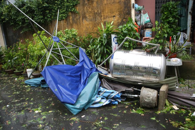 Những thiệt hại ban đầu do bão Noru gây ra ở miền Trung: Nhà bị tốc mái, nhiều người bị thương - Ảnh 2.