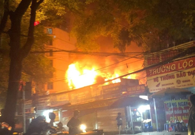 Hà Nội: Cháy lớn 3 nhà liền kề ở phố Nhân Hòa - Ảnh 1.
