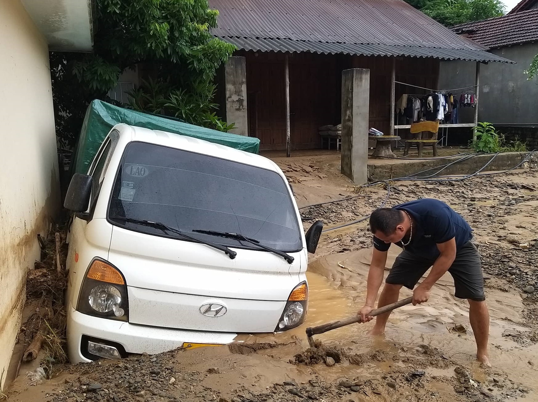 Hình ảnh mới nhất từ tâm lũ huyện miền núi Kỳ Sơn - Ảnh 8.