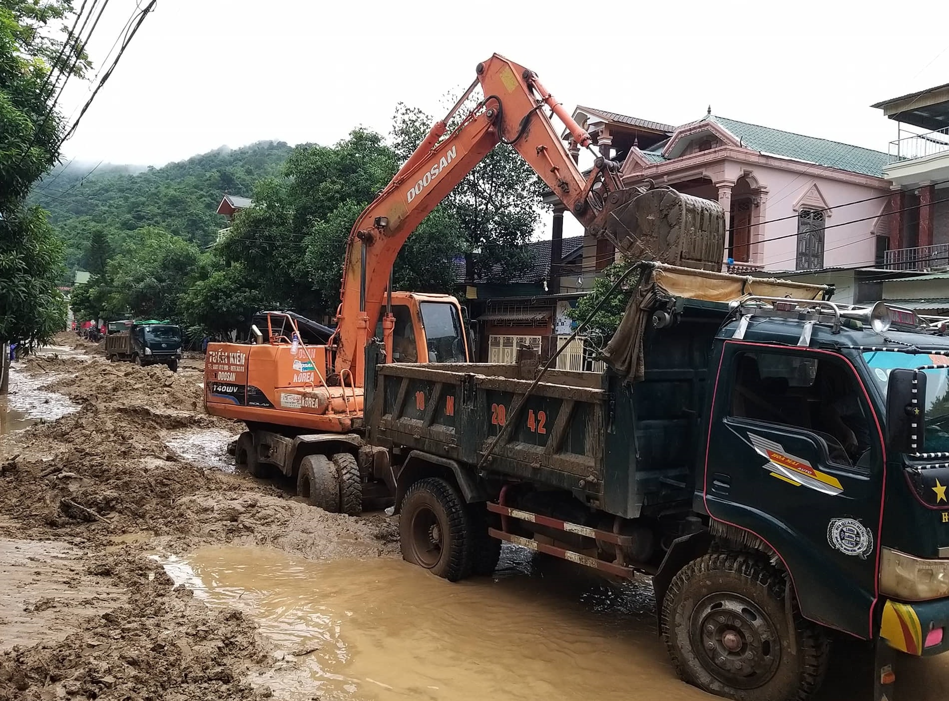 Hình ảnh mới nhất từ tâm lũ huyện miền núi Kỳ Sơn - Ảnh 2.