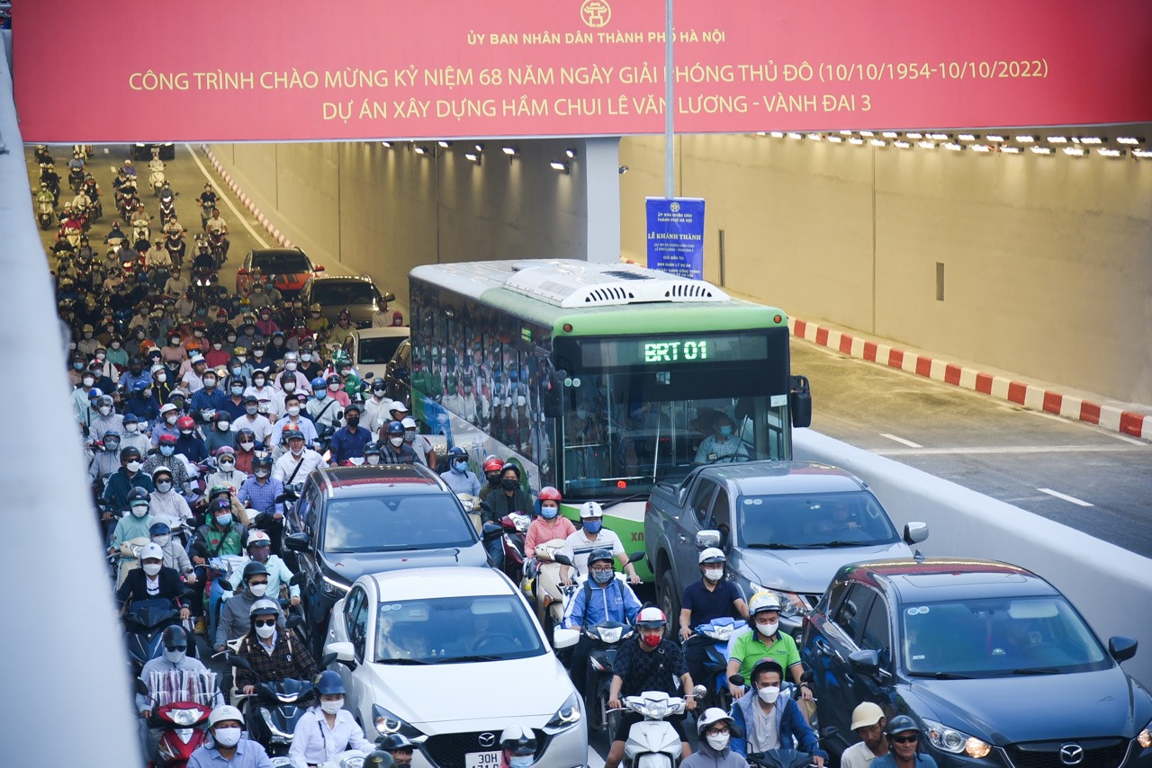 Ùn tắc kéo dài ngày đầu thông xe hầm chui Lê Văn Lương - Ảnh 13.