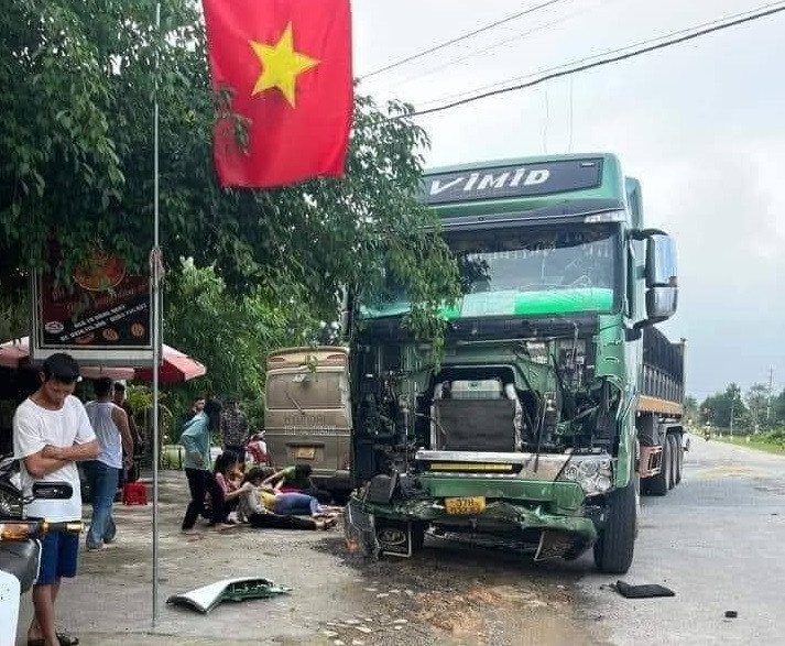 Nghệ An: Ô tô tải đâm xe khách chở hơn 20 công nhân - Ảnh 1.