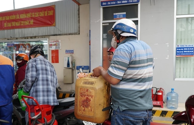 Những nguy cơ cần biết khi tích trữ xăng dầu tại nhà - Ảnh 1. Những nguy cơ cần biết khi tích trữ xăng dầu tại nhà - Ảnh 1.