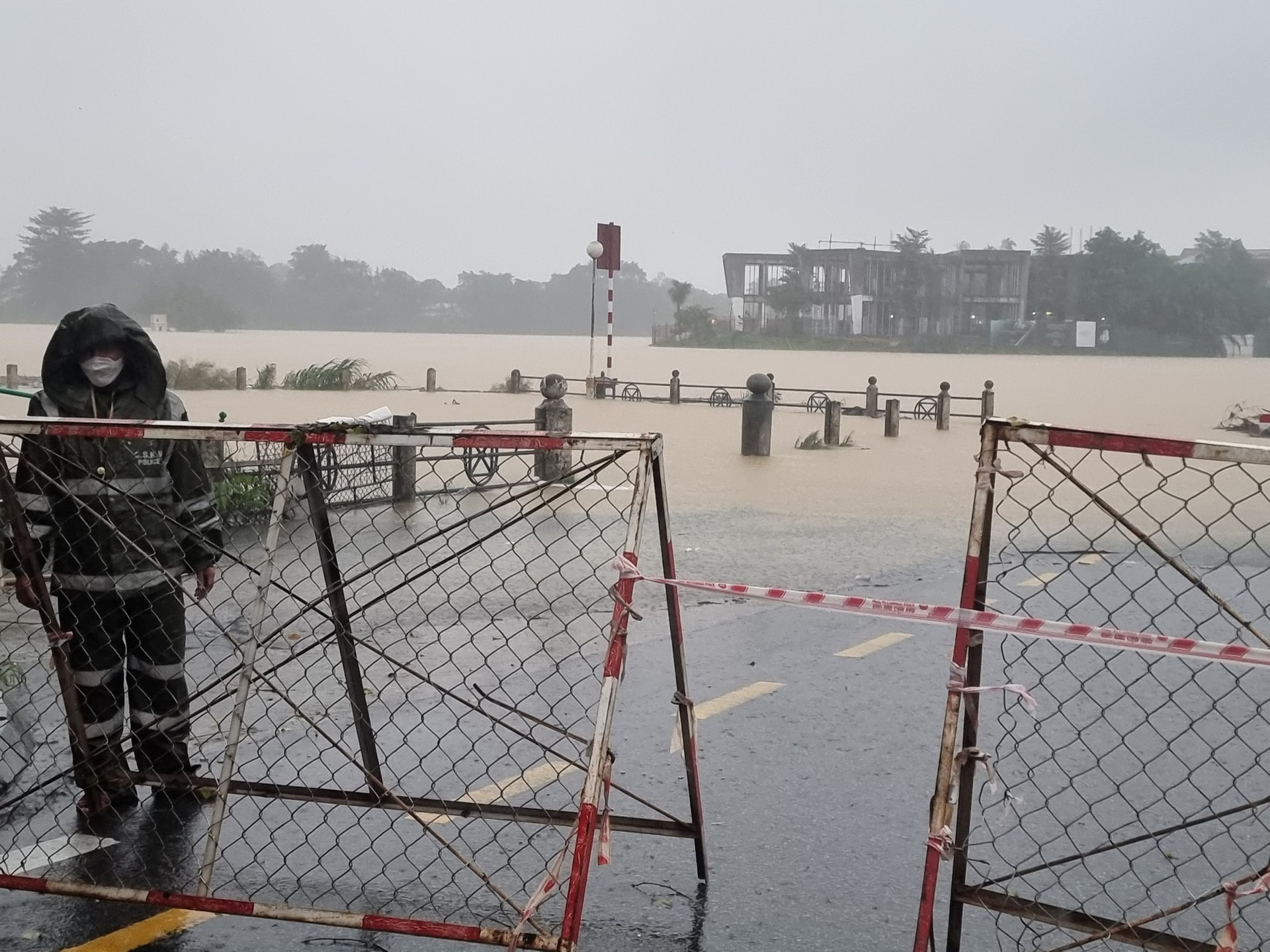 Thừa Thiên Huế: Công an dầm mưa điều tiết giao thông, giúp dân chuyển đồ chạy lũ - Ảnh 1.