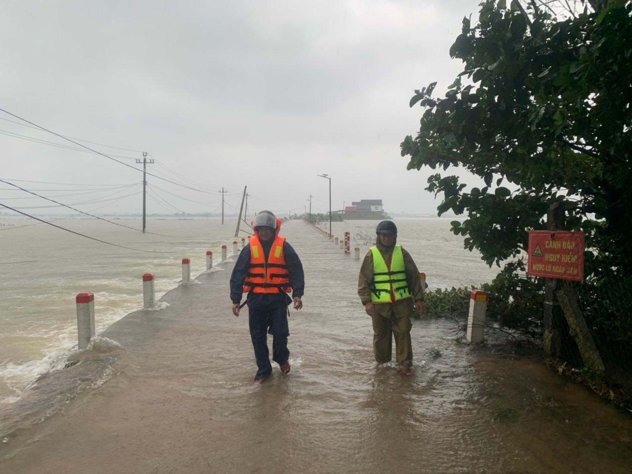 Thừa Thiên Huế: Công an dầm mưa điều tiết giao thông, giúp dân chuyển đồ chạy lũ - Ảnh 4.