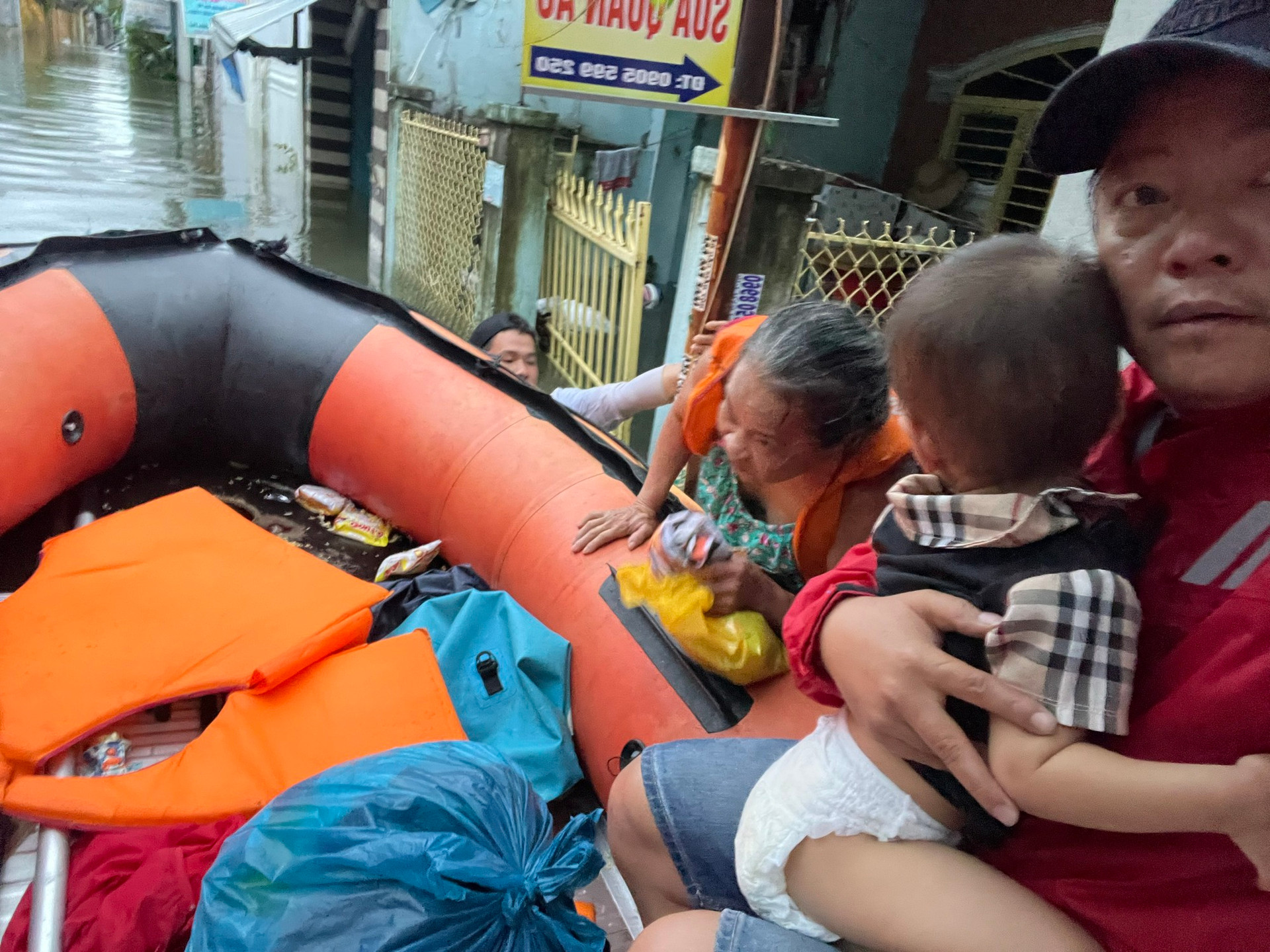 4 người thiệt mạng trong đợt mưa lũ kinh hoàng ở Đà Nẵng - Ảnh 2.
