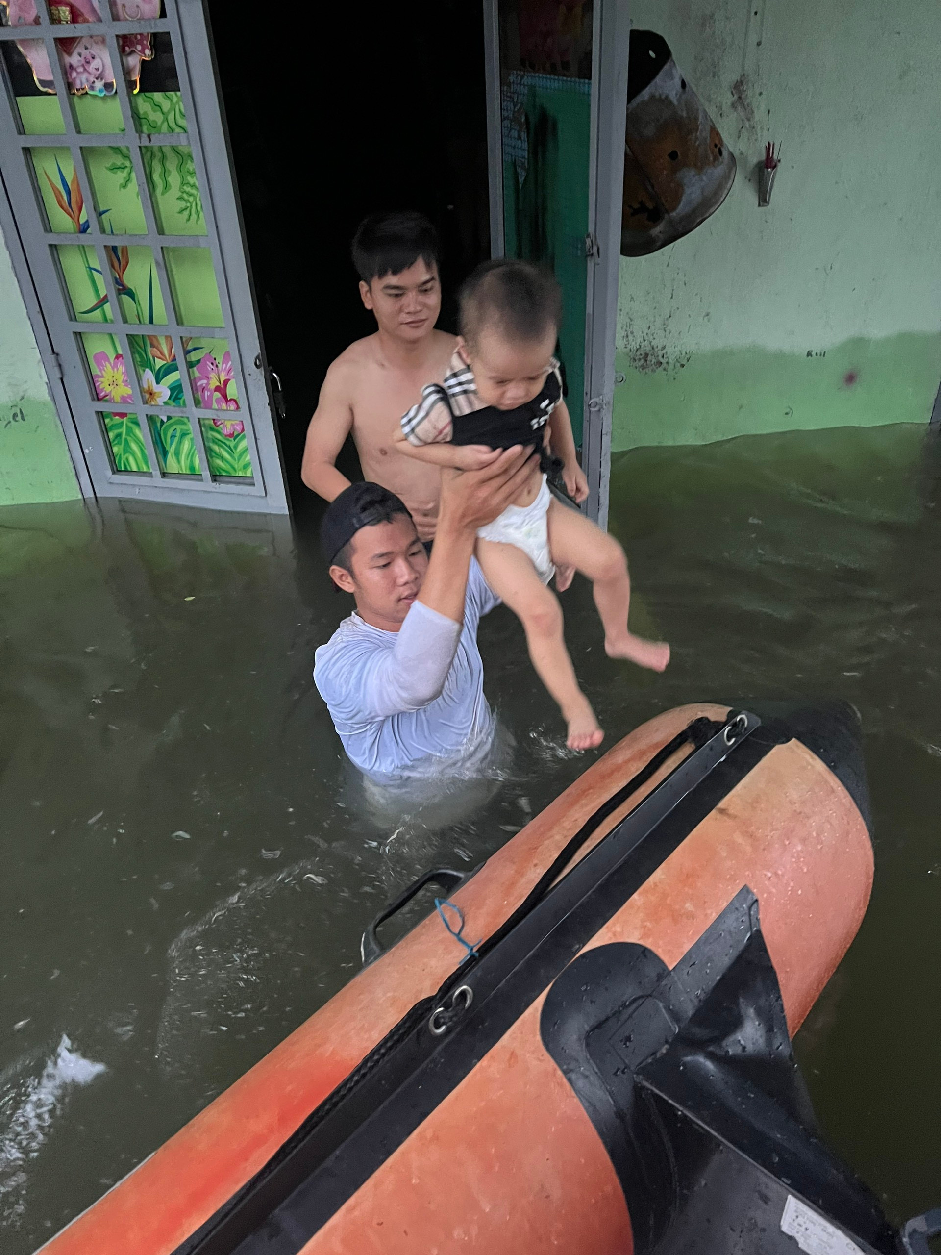 4 người thiệt mạng trong đợt mưa lũ kinh hoàng ở Đà Nẵng - Ảnh 4.
