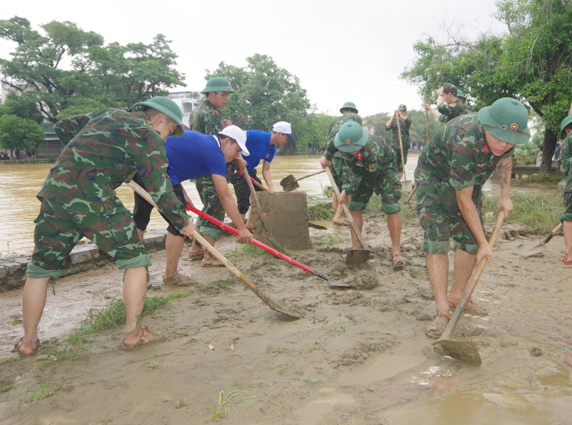Bộ đội, công an chung tay dọn bùn đất sau mưa lũ - Ảnh 5.