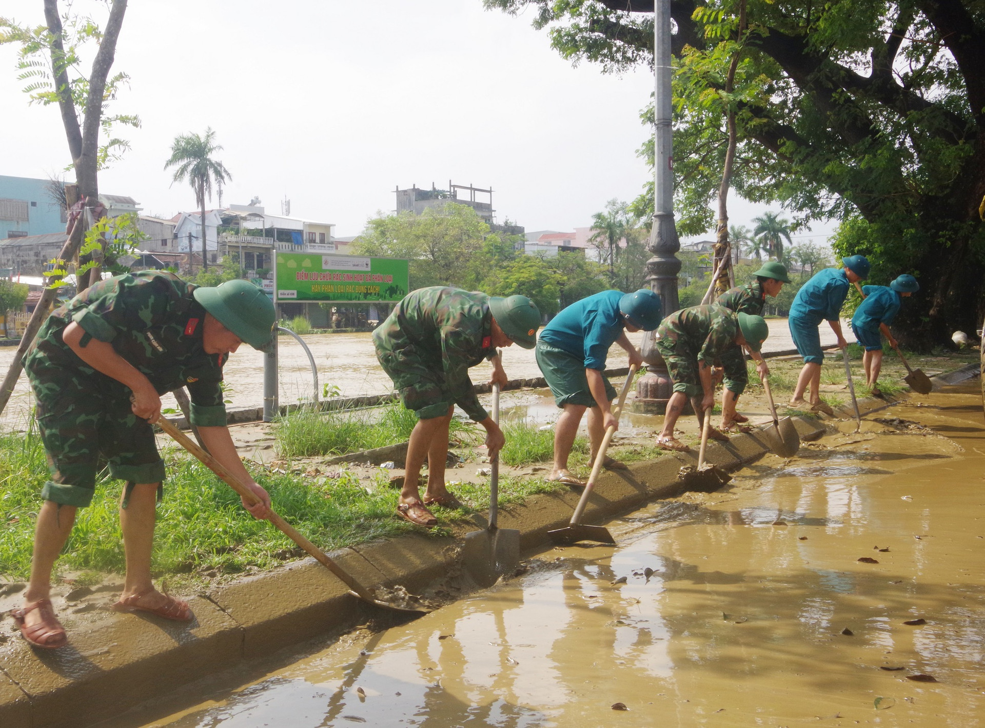 Bộ đội, công an chung tay dọn bùn đất sau mưa lũ - Ảnh 2.