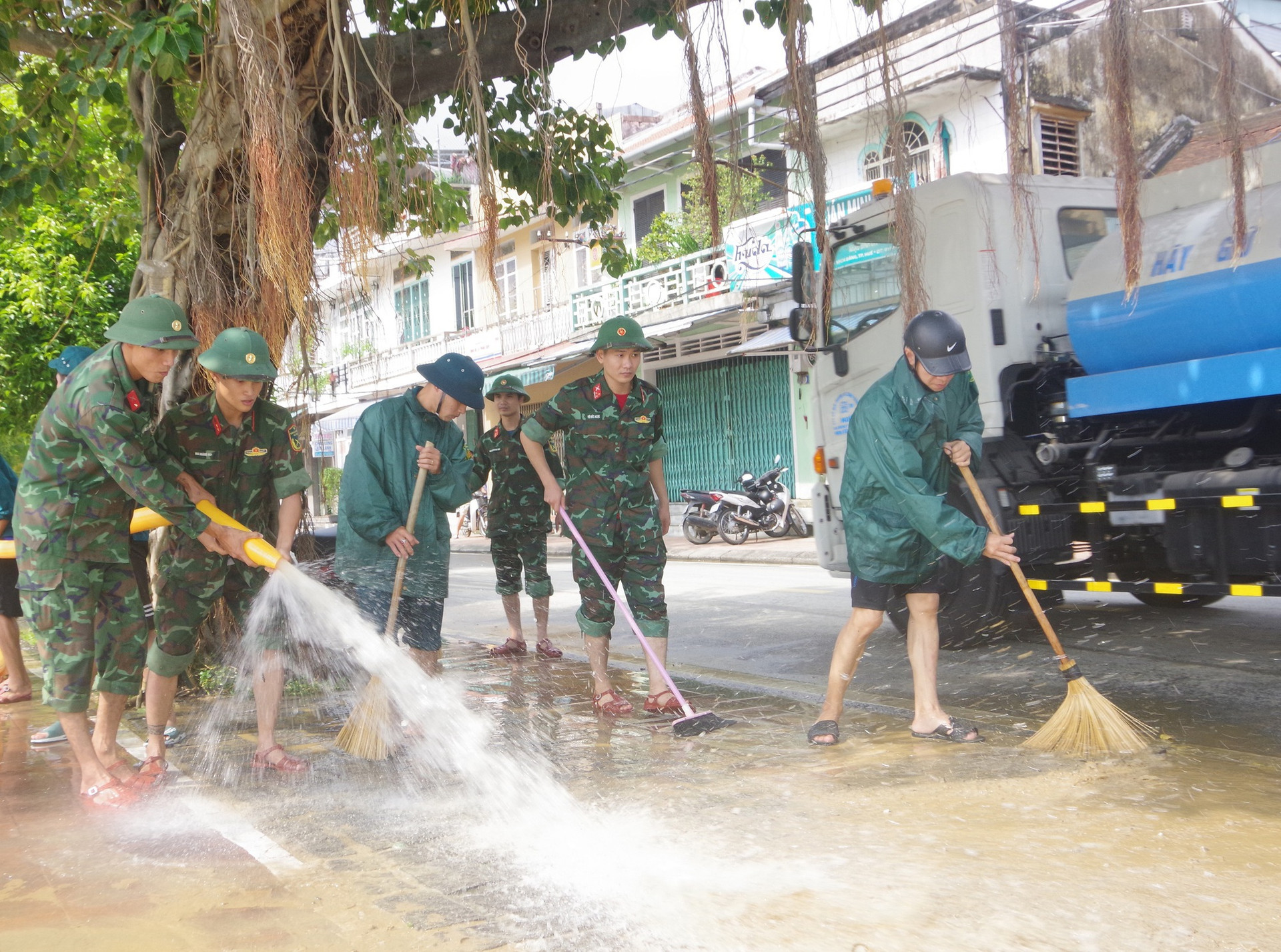Bộ đội, công an chung tay dọn bùn đất sau mưa lũ - Ảnh 3.
