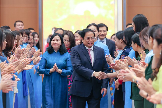 Thủ tướng Chính phủ đối thoại với phụ nữ Việt Nam - Ảnh 1.