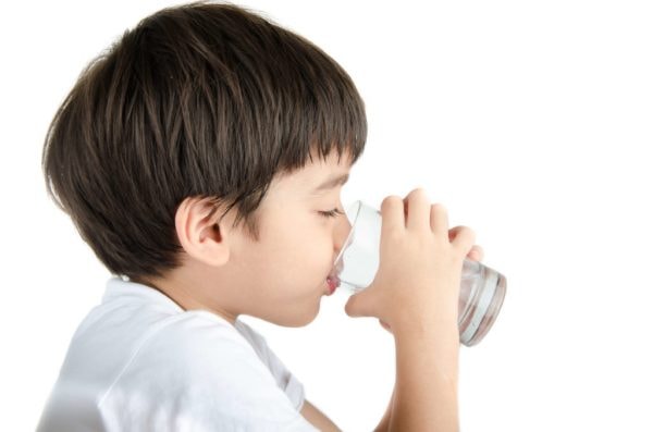 Trẻ cần uống lượng nước bao nhiêu trong ngày là đủ - Ảnh 1.