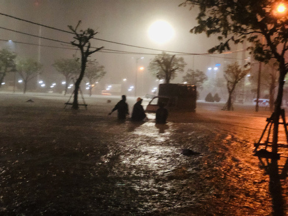 Đà Nẵng: Mở cửa đón người lạ vào tránh lụt, siêu thị mất 130 chiếc điện thoại trị giá 1,2 tỉ đồng - Ảnh 1.