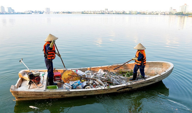 TP Hà Nội yêu cầu khẩn trương tìm nguyên nhân cá chết ở Hồ Tây - Ảnh 1.