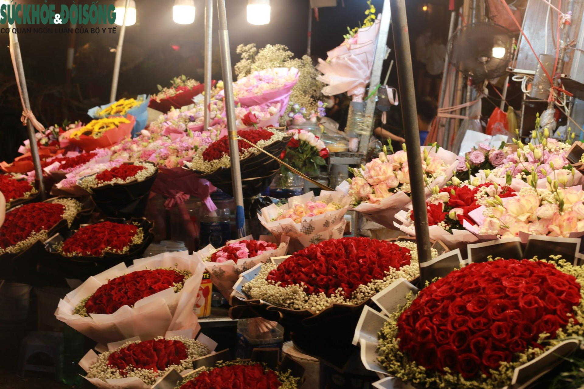 Những chợ hoa lớn nhất Hà Nội 'sôi động' trước giờ 'G' - Ảnh 11.