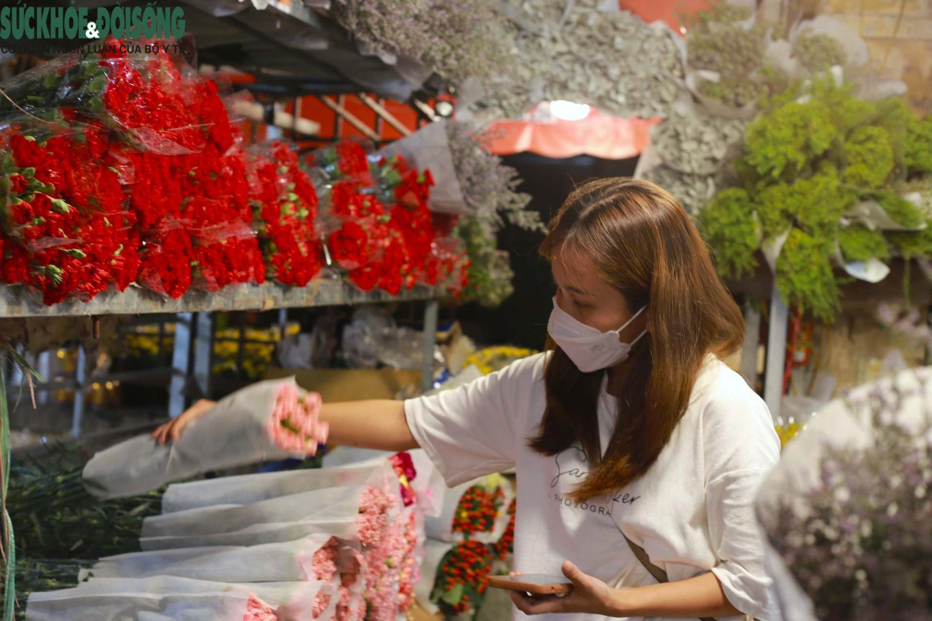 Những chợ hoa lớn nhất Hà Nội 'sôi động' trước giờ 'G' - Ảnh 7.