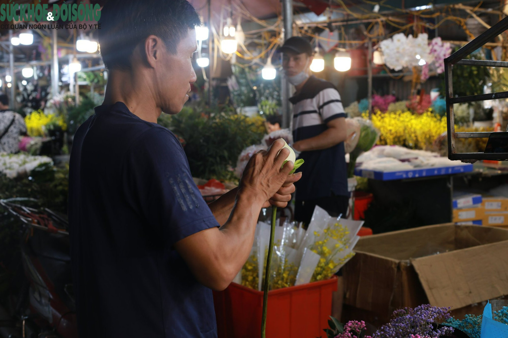 Những chợ hoa lớn nhất Hà Nội 'sôi động' trước giờ 'G' - Ảnh 14.