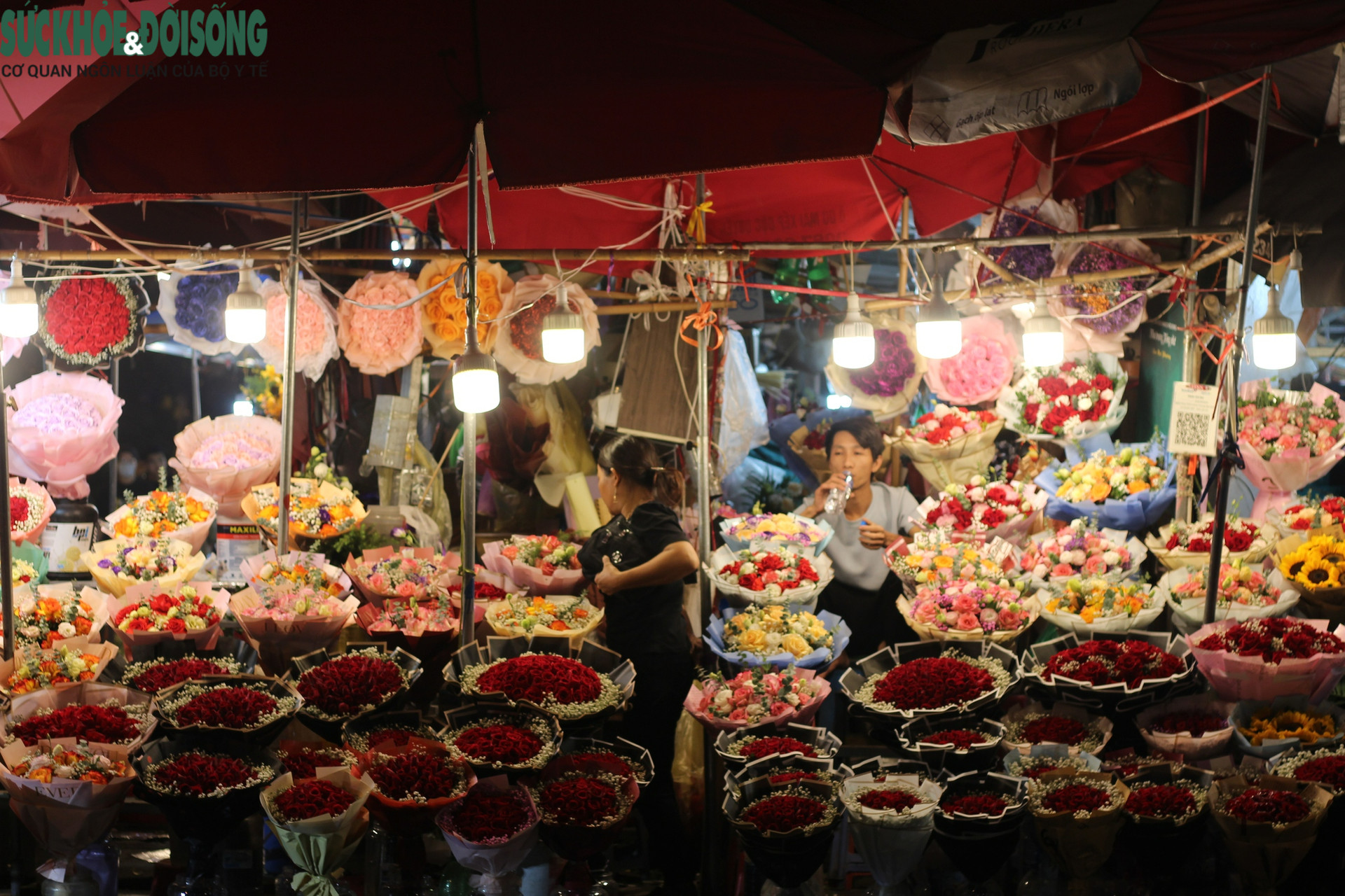 Những chợ hoa lớn nhất Hà Nội 'sôi động' trước giờ 'G' - Ảnh 2.