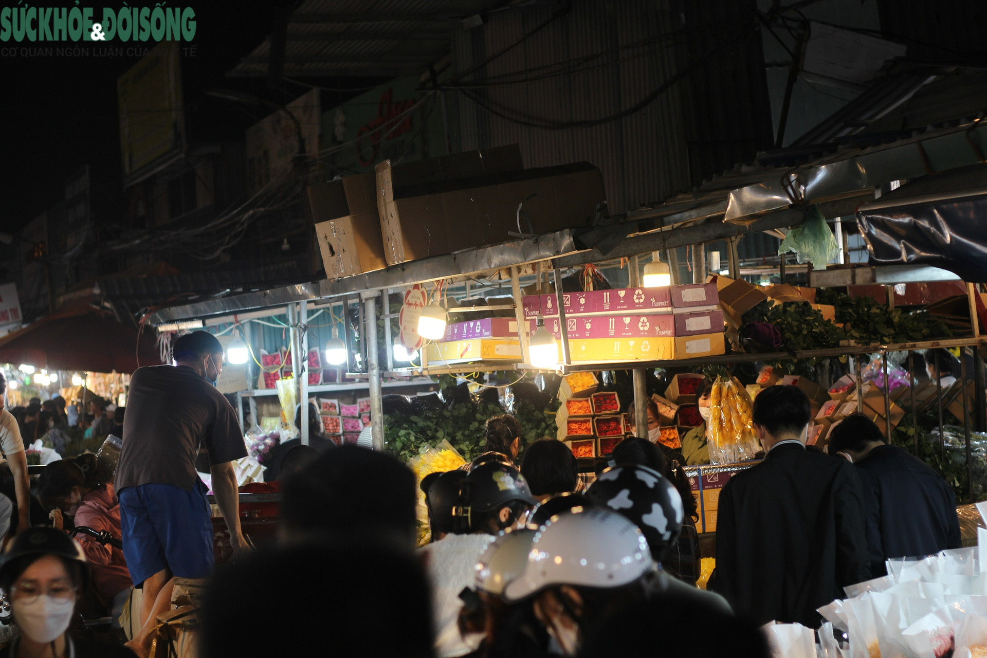 Những chợ hoa lớn nhất Hà Nội 'sôi động' trước giờ 'G' - Ảnh 4.