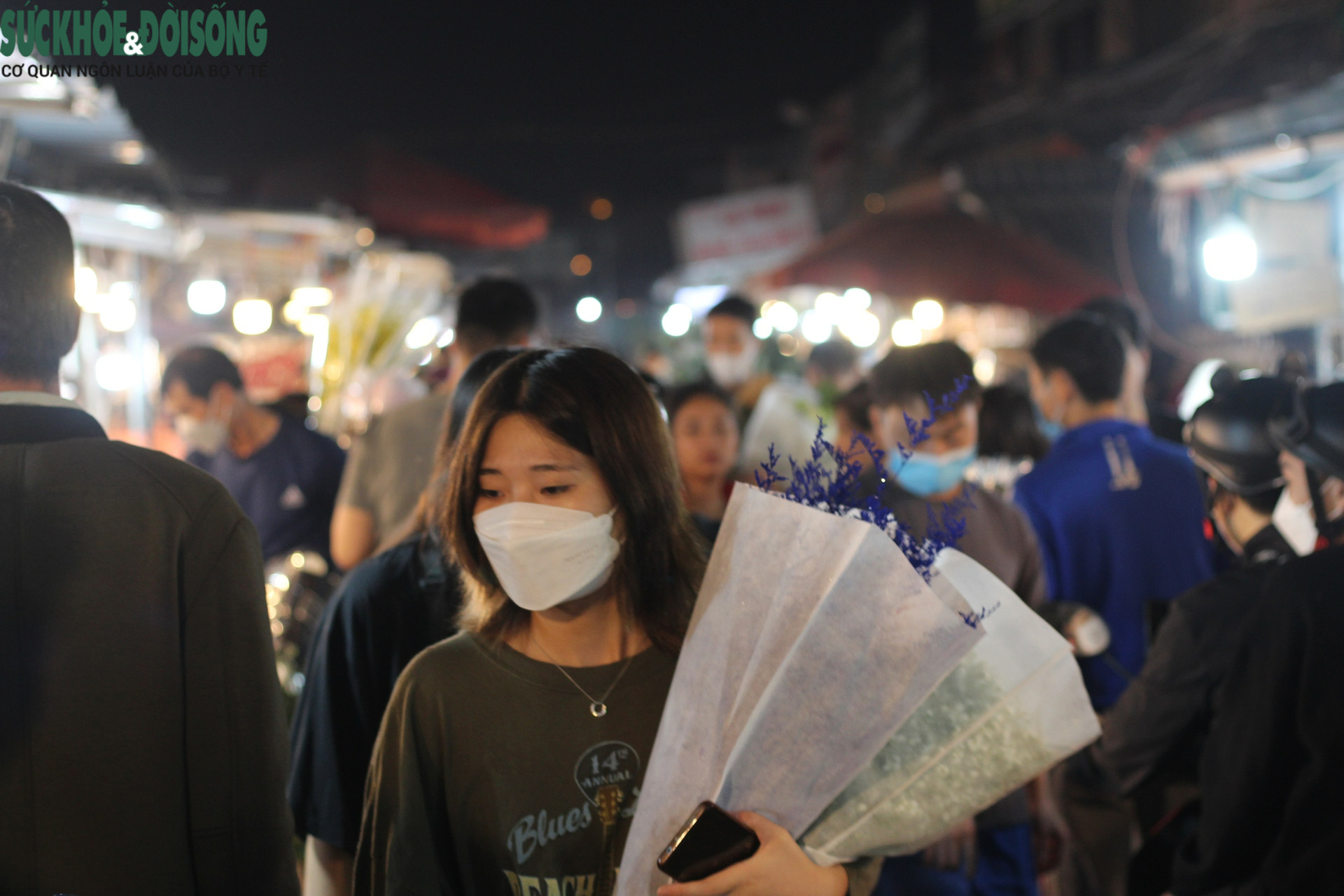 Những chợ hoa lớn nhất Hà Nội 'sôi động' trước giờ 'G' - Ảnh 8.