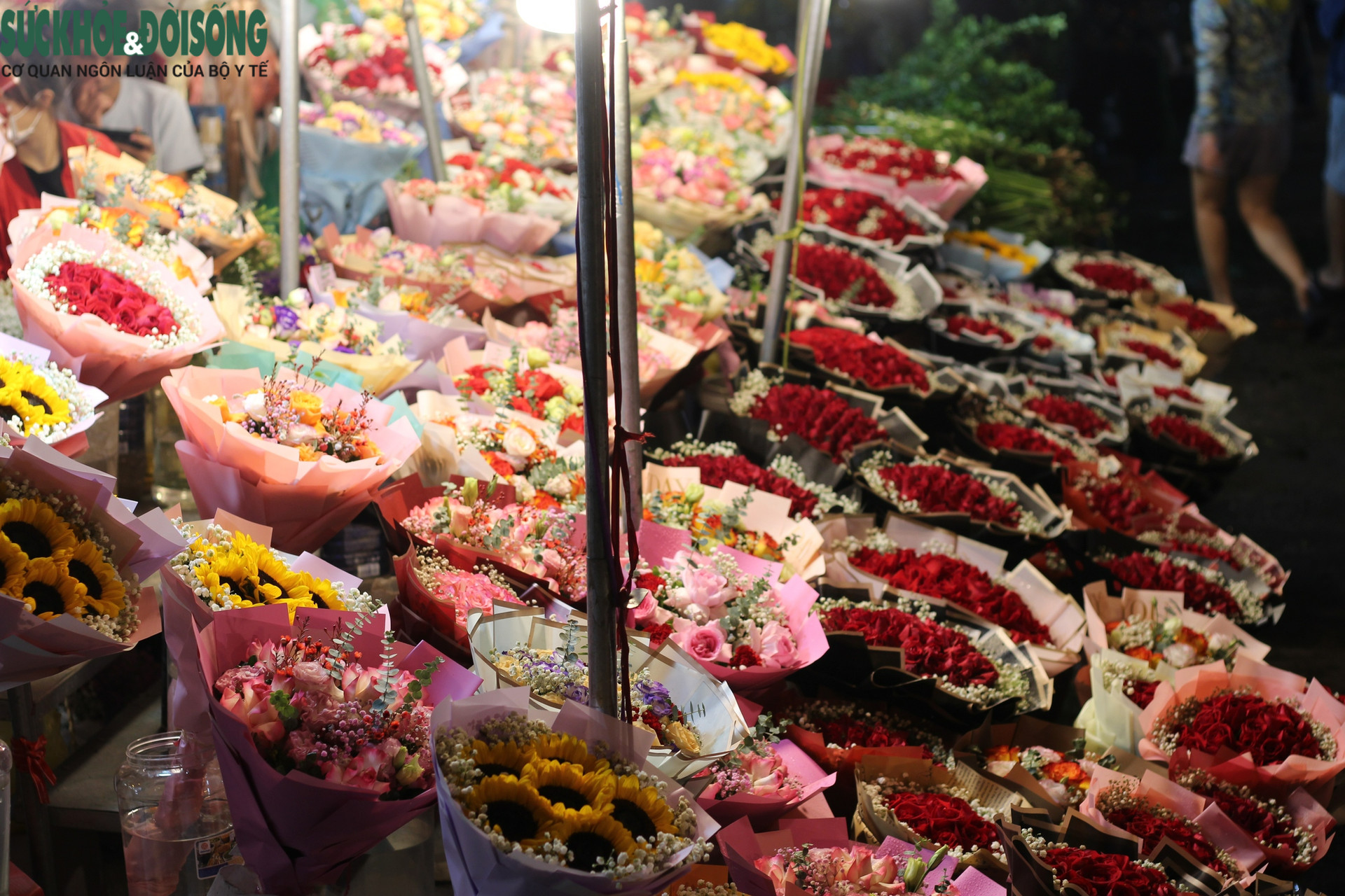 Những chợ hoa lớn nhất Hà Nội 'sôi động' trước giờ 'G' - Ảnh 10.