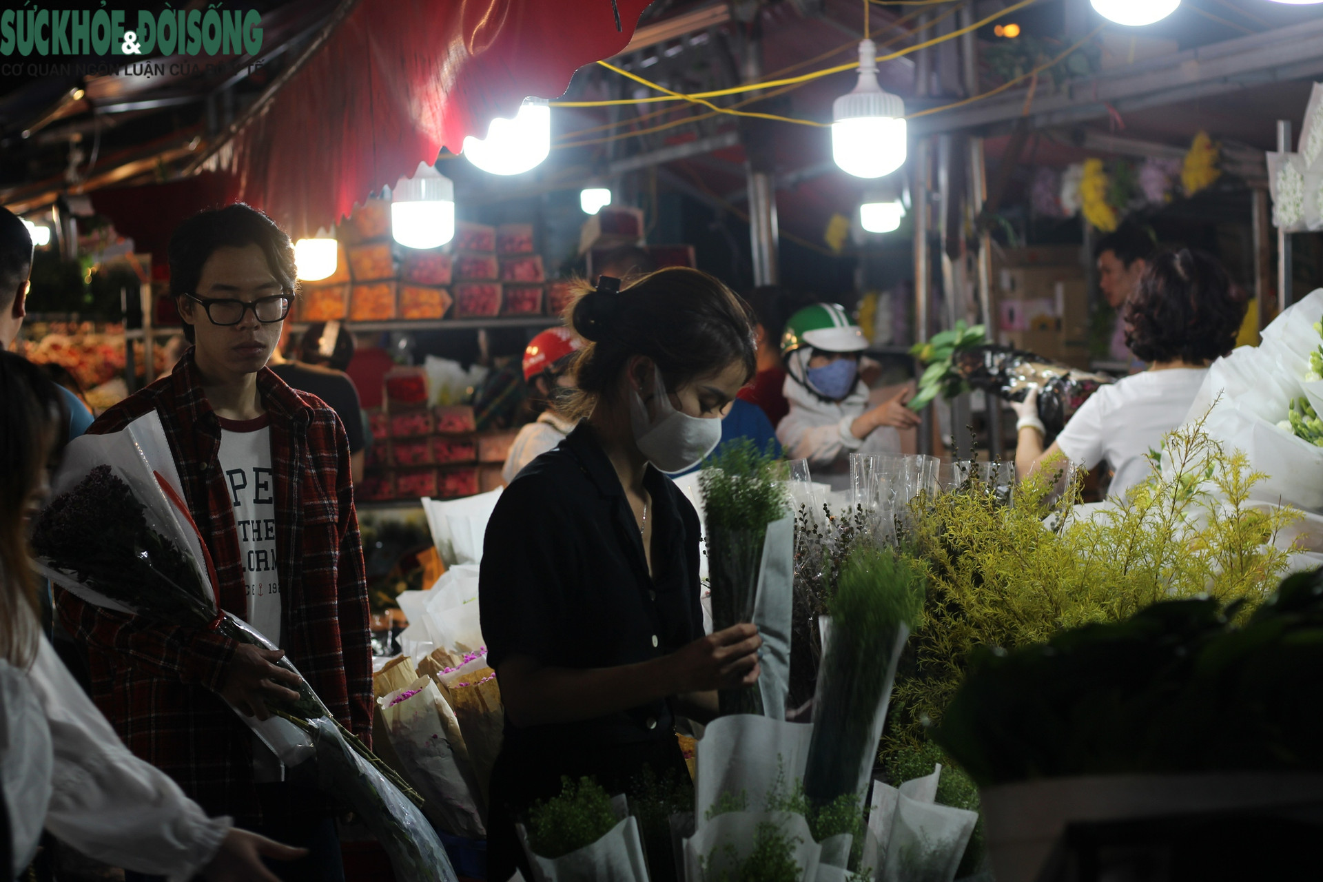 Những chợ hoa lớn nhất Hà Nội 'sôi động' trước giờ 'G' - Ảnh 17.