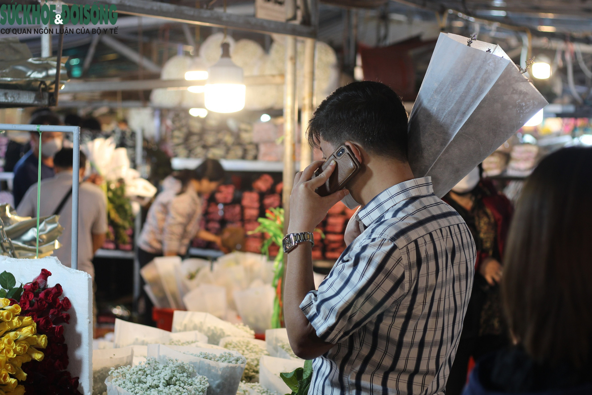 Những chợ hoa lớn nhất Hà Nội 'sôi động' trước giờ 'G' - Ảnh 16.