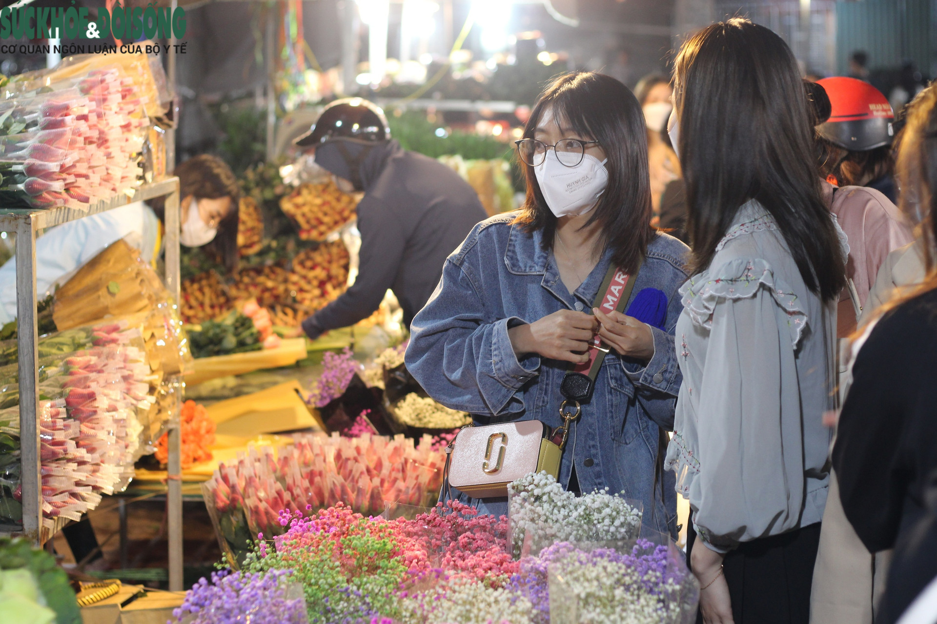 Những chợ hoa lớn nhất Hà Nội 'sôi động' trước giờ 'G' - Ảnh 18.