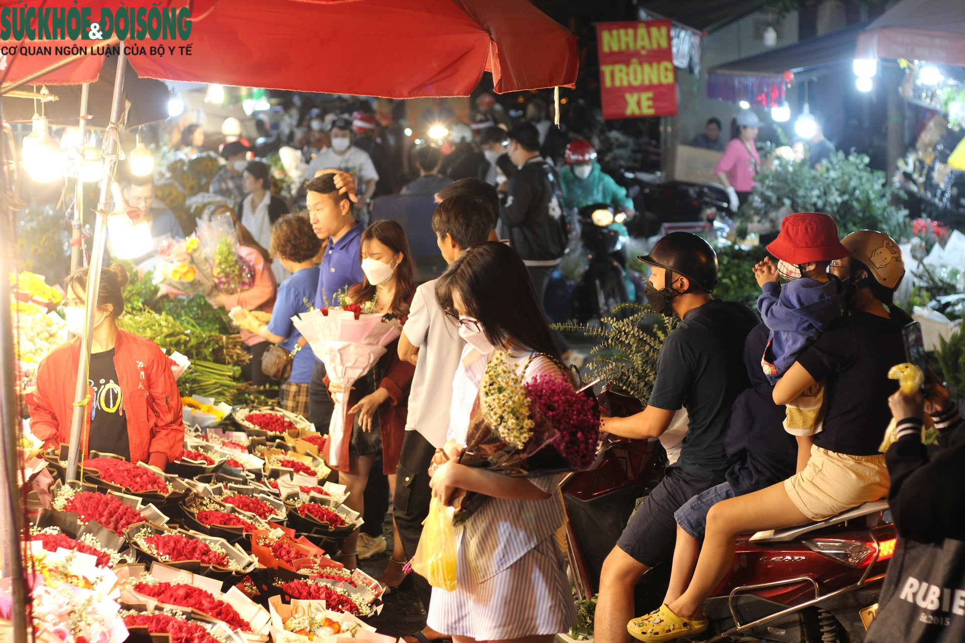 Những chợ hoa lớn nhất Hà Nội 'sôi động' trước giờ 'G' - Ảnh 6.