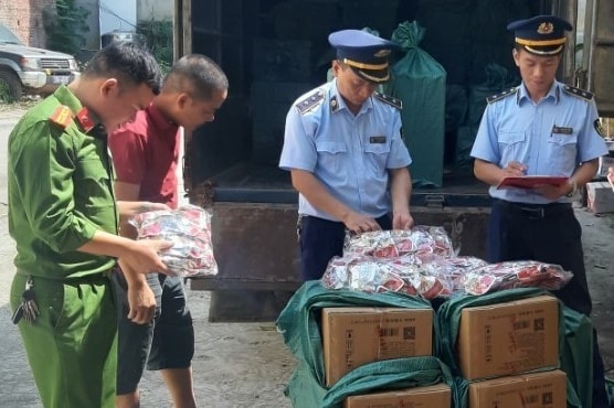 Liên tục bắt giữ, tiêu hủy thực phẩm không đảm bảo chất lượng - Ảnh 2. Liên tục bắt giữ, tiêu hủy thực phẩm không đảm bảo chất lượng - Ảnh 2.