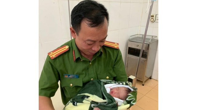 Trưởng Công an xã làm “bà đỡ” ngay trên đường công tác - Ảnh 1.