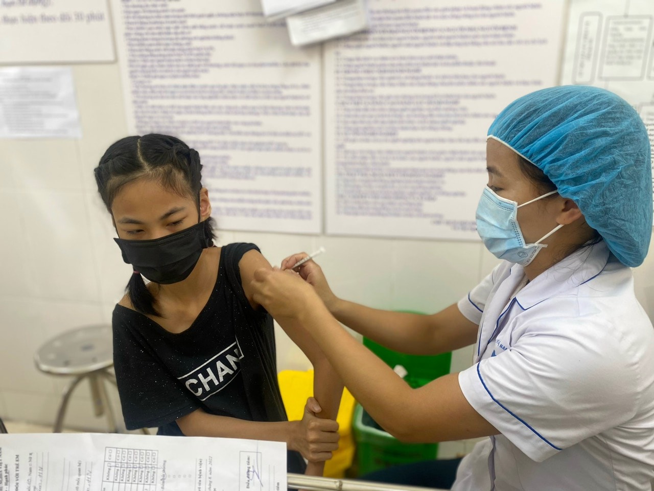 Sáng 26/10: Bệnh nhân COVID-19 nặng tăng nhưng nhiều nơi vẫn tiêm vaccine chậm, thấp - Ảnh 2.