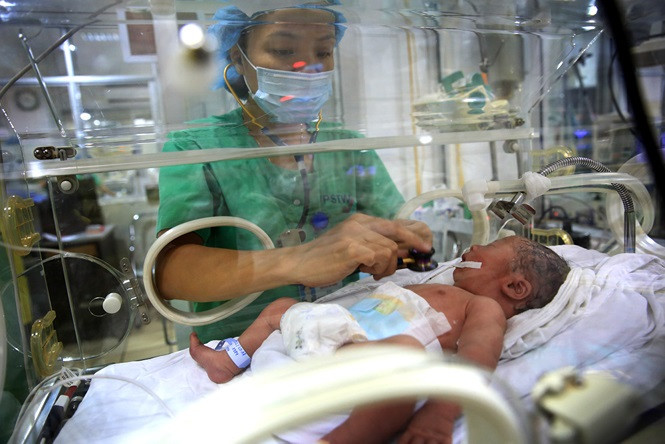 Kỳ diệu: Cứu sống bé sơ sinh tím tái, ngừng tim do 'đẻ rơi' trong nhà vệ sinh bệnh viện - Ảnh 1.