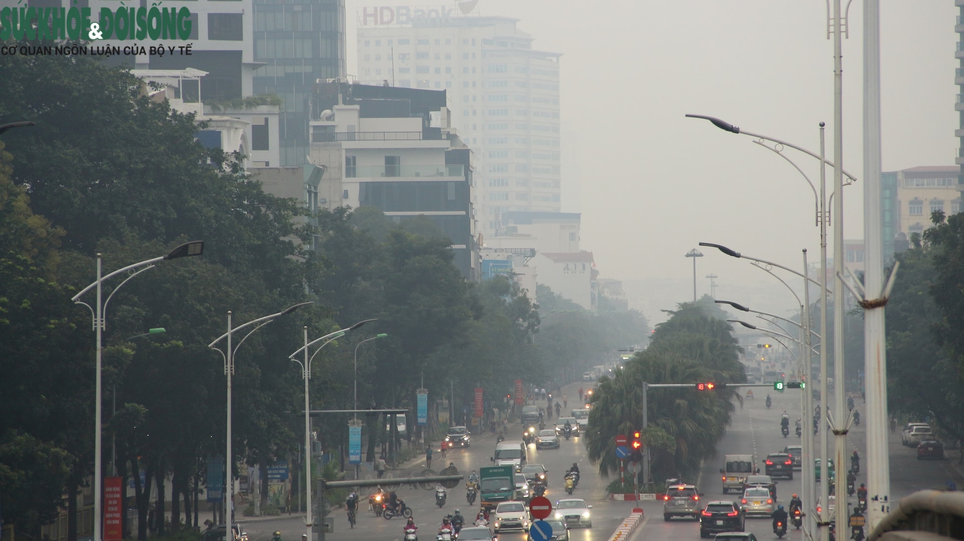 Chùm ảnh: Hà Nội bị bao phủ bởi làn sương mù màu trắng đục - Ảnh 4.